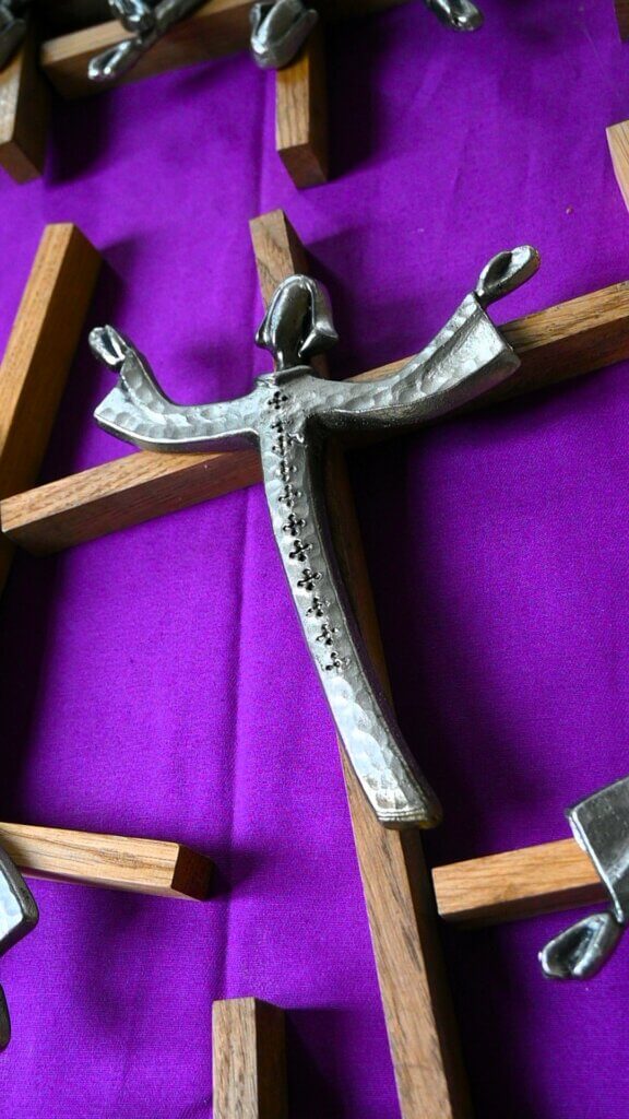 bénédiction crucifix eveque Lille IFP